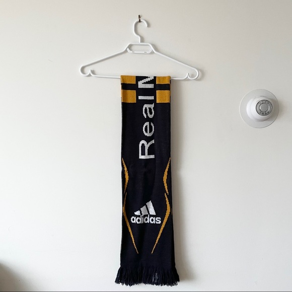 Real Madrid Official Scarf - Picture 2 of 5